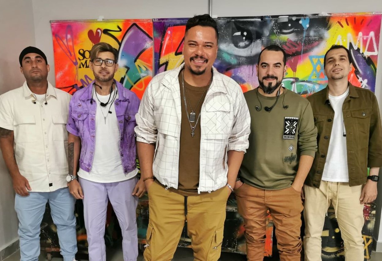 O grupo se apresenta na "Feijoada Puxadinho" (Foto: Reprodução - Instagram)