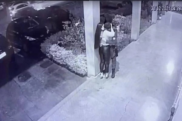 PMs do DF fardados abandonam patrulhamento para namorar