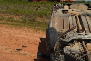 Motorista fica inconsciente após carro sair da pista e capotar na BR-364, em Posse