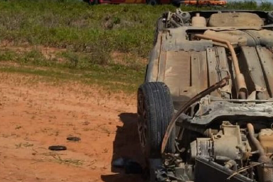 Motorista fica inconsciente após carro sair da pista e capotar na BR-364, em Posse