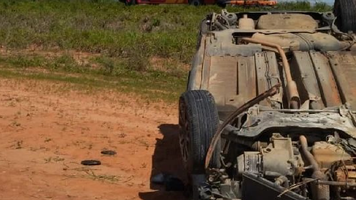 Motorista fica inconsciente após carro sair da pista e capotar na BR-364, em Posse