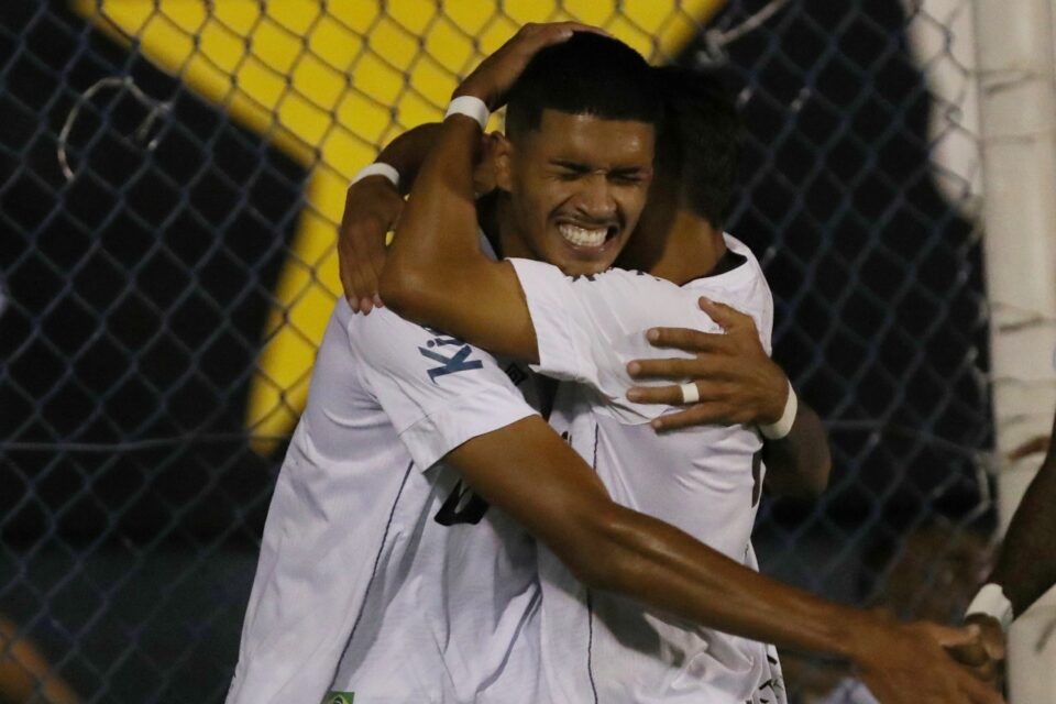 Lucas Barbosa comemorando gol marcado