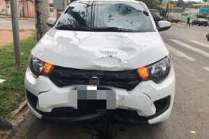 Motorista atropela motociclista enquanto olhava GPS em Goiânia
