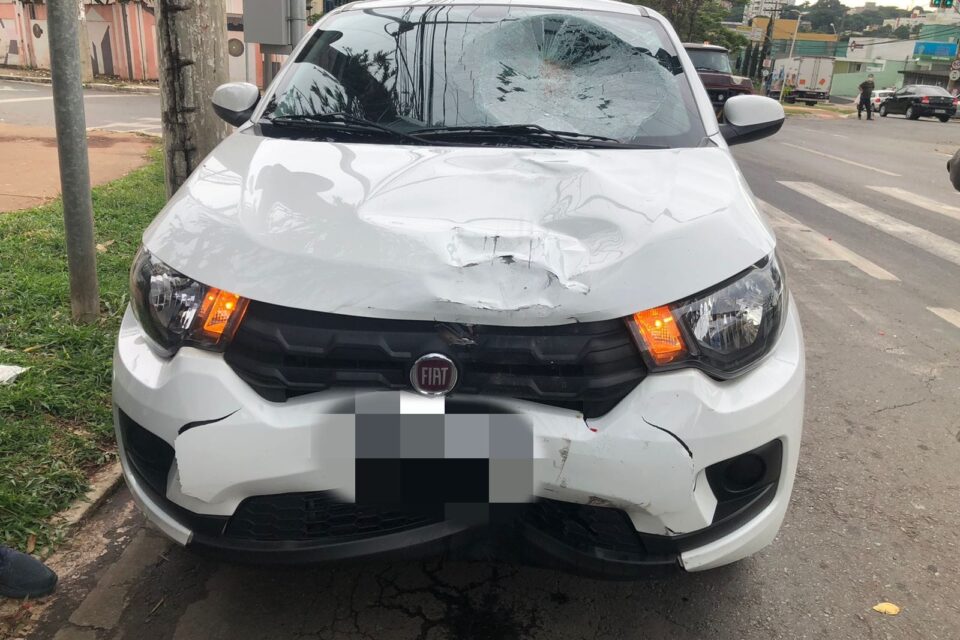 Motorista atropela motociclista enquanto olhava GPS em Goiânia
