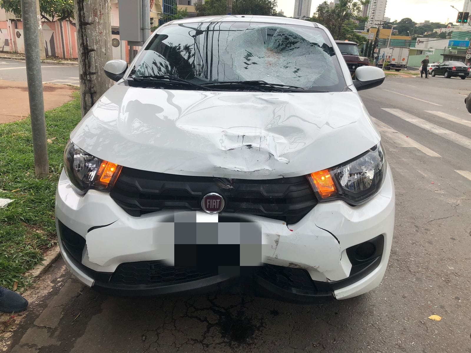 Motorista atropela motociclista enquanto olhava GPS em Goiânia