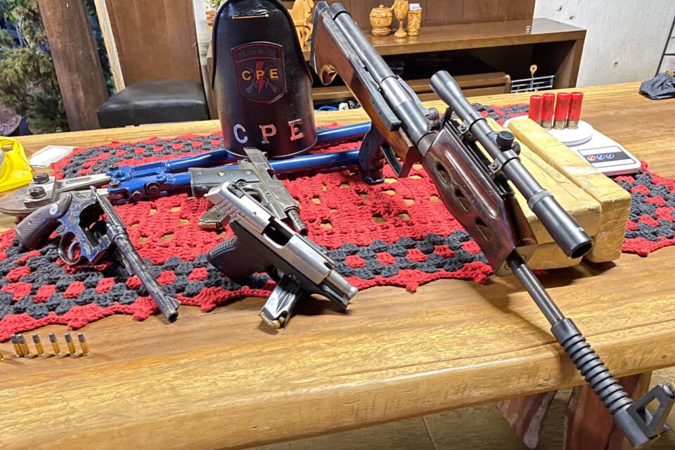 Armas, munições e entorpecentes foram apreendidos na residência em que os suspeitos estavam. (Foto: Divulgação/CPE)