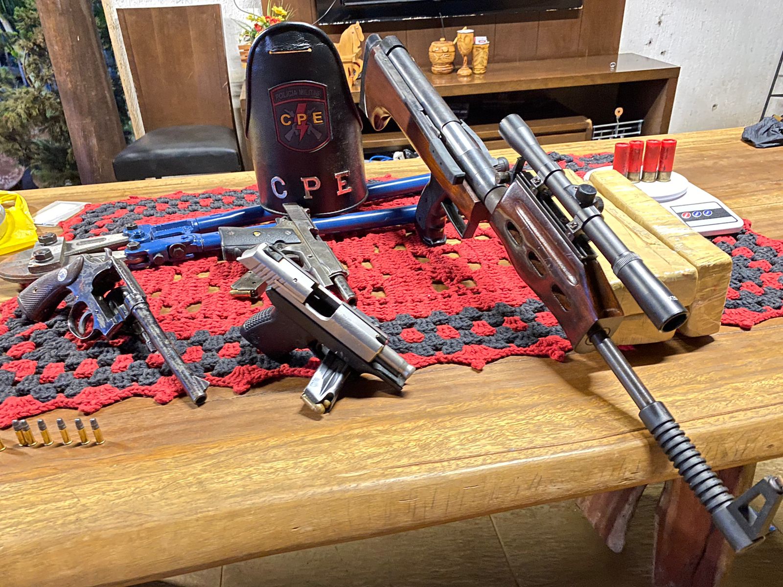 Armas, munições e entorpecentes foram apreendidos na residência em que os suspeitos estavam. (Foto: Divulgação/CPE)