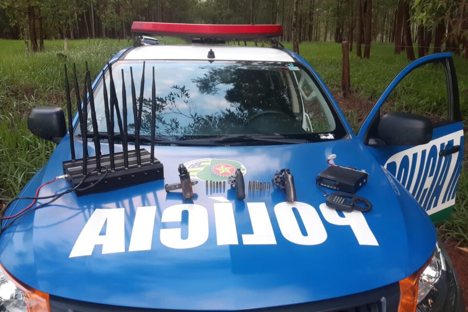 Objetos apreendidos na ocorrência. (Foto: Divulgação/PM)