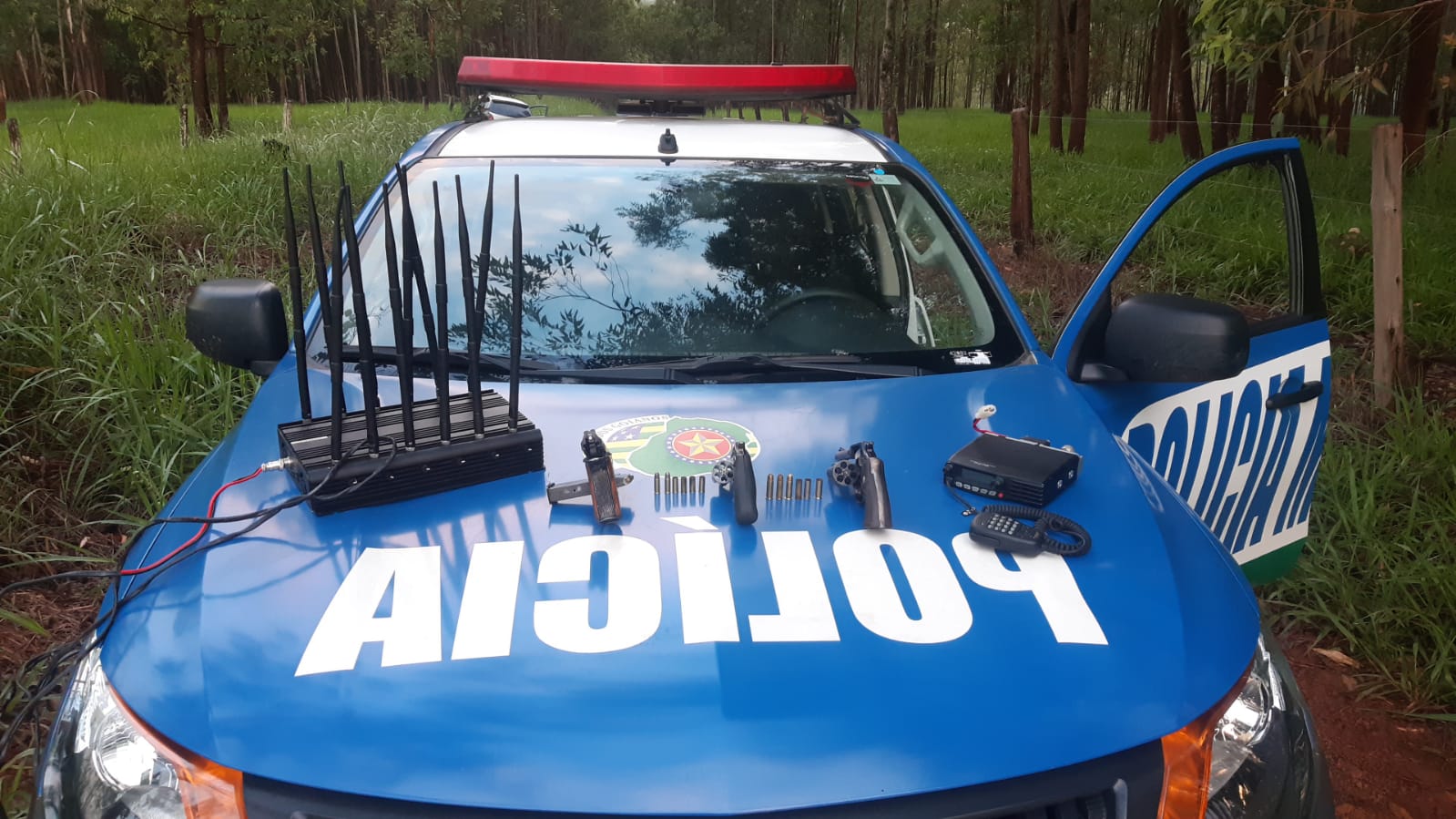 Objetos apreendidos na ocorrência. (Foto: Divulgação/PM)