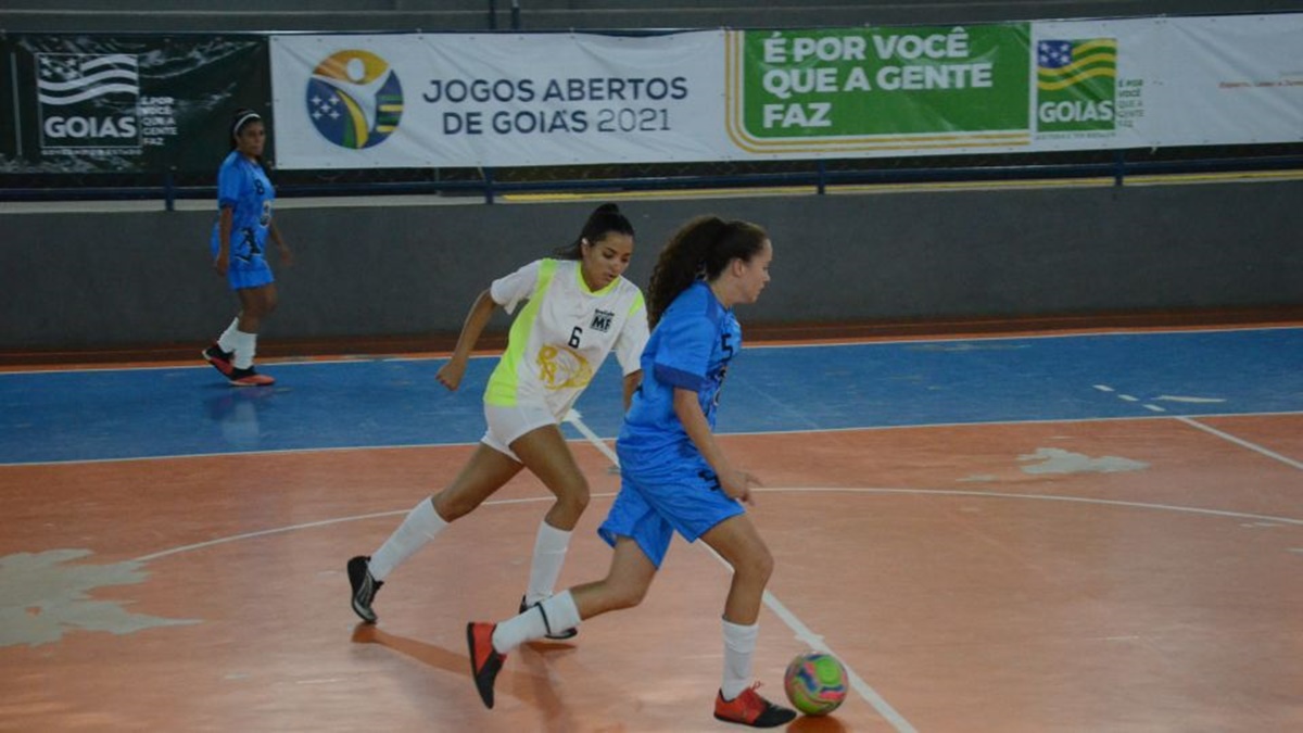 Disputa do futsal feminino nos Jogos Abertos de Goiás