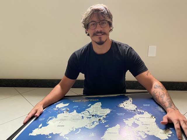 BBB22: Eliezer ama viajar e já conheceu 36 países — Foto: Silvestre Mendes