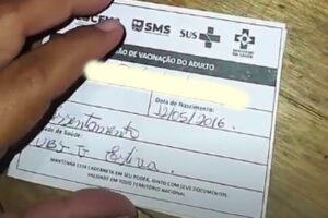 Mães de crianças de Lucena, na Paraíba, denunciam que os filhos foram vacinadas contra Covid com doses vencidas e destinadas a adultos. (Foto: reprodução)