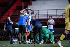 Igor Pupinski recebendo atendimento no gramado