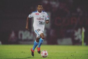 Maguinho lateral no futebol japonês