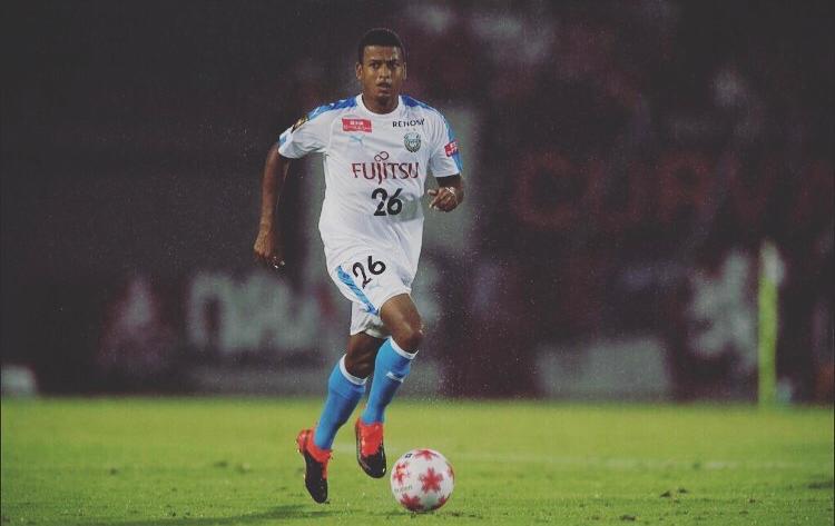 Maguinho lateral no futebol japonês