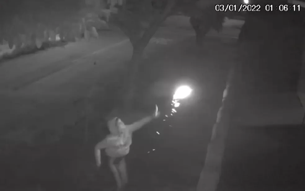 Mulher atira bomba em quintal de casa em Anápolis e coloca bebê em risco