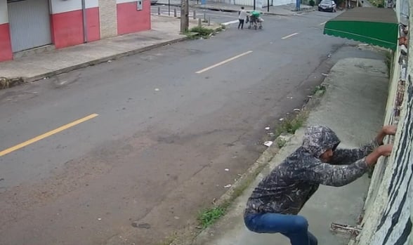 Autor invadiu o local pulando muros. (Foto: Captura)