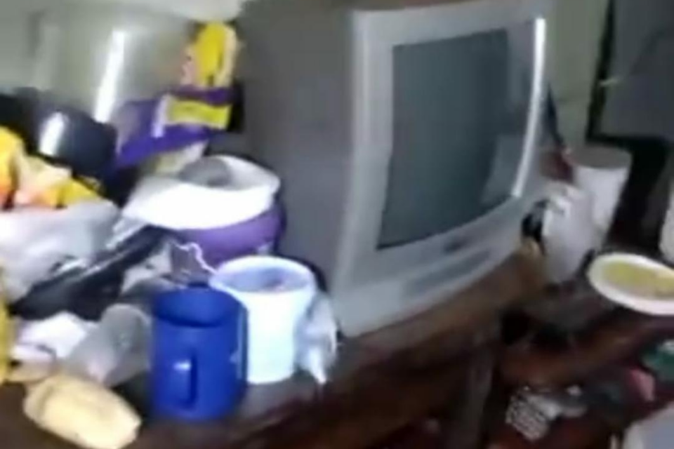 Idoso e cães vivem em situação precária no meio de entulhos e lixo (Foto: Reprodução/Vídeo)