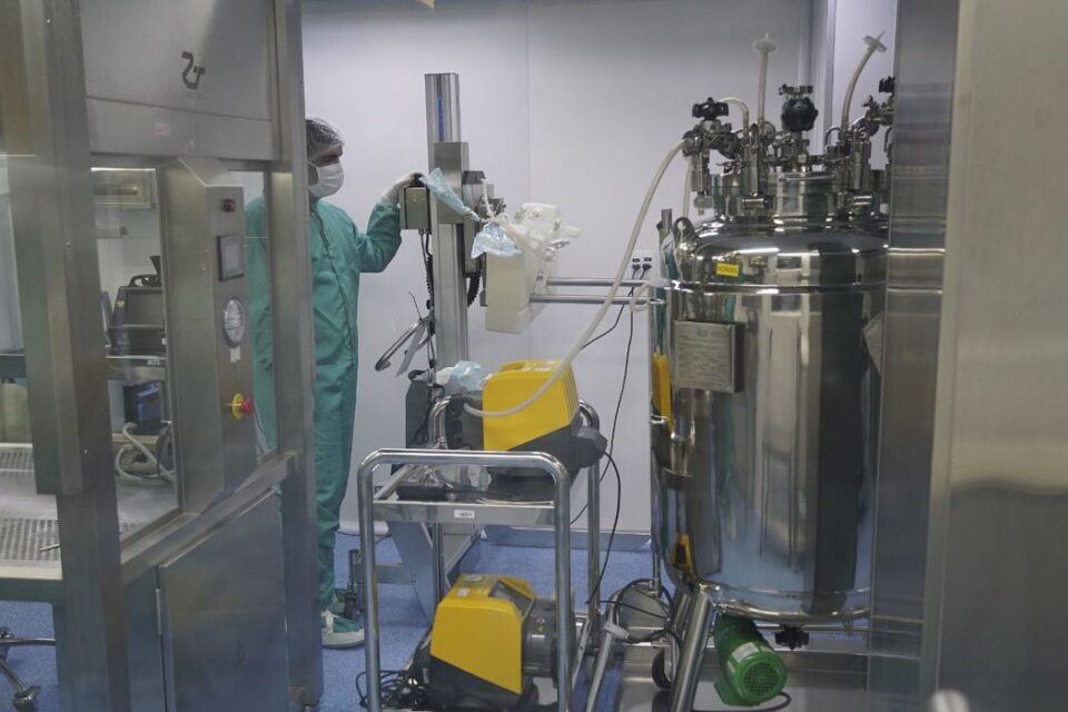 Uma vacina 100% brasileira fabricada pela Fundação Oswaldo Cruz (Fiocruz) está em fase final de desenvolvimento. (Foto: Bio-Manguinhos/Fiocruz)
