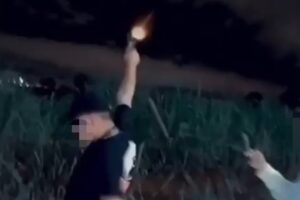 Vídeo registrou o momento dos disparos em via pública. (Foto: captura/reprodução)