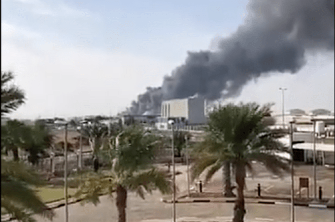 O grupo rebelde dos houthis, do Iêmen, reivindicou ataques que explodiram três caminhões-tanque, deixando três mortos em Abu Dhabi. (Foto: reprodução)