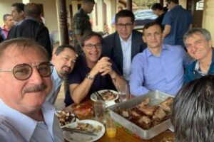 Renato Bolsonaro, irmão do presidente (camisa polo azul escuro), Mosart Aragão (camisa azul clara), Gilson Machado, presidente da Embratur (camisa polo azul escuro e óculos), Nabhan Garcia, secretário de Assuntos Fundiários (de bigode, camisa azul clara e óculos), Uugton Batista (de cavanhaque) - Reprodução Facebook Mosart Aragão
