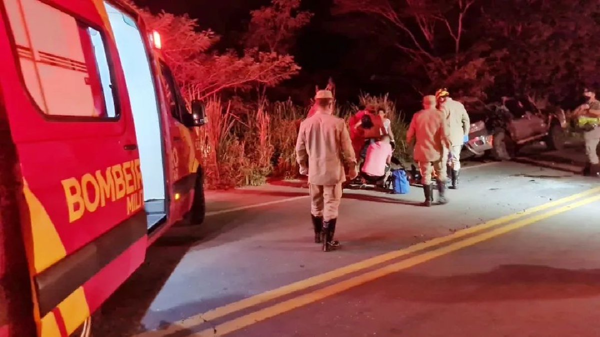 Casal fica ferido após carro capotar na GO-060, entre Trindade e Santa Bárbara