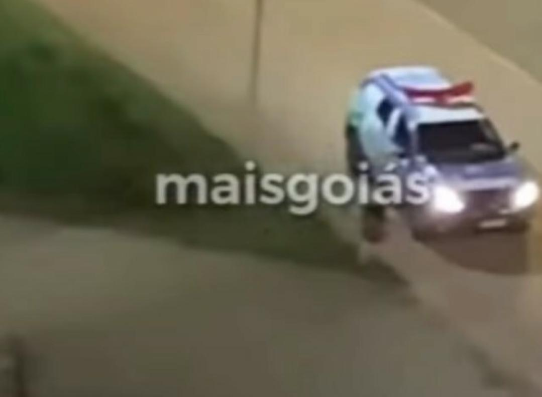 Vídeo mostra momento em viatura da polícia atropela morador de rua baleado na Praça do Sol em Goiânia (Foto: Leitor Mais Goiás)