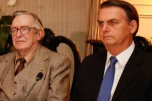 Filha do escritor revelou que o pai morreu em decorrência da Covid-19. Família Bolsonaro lamenta morte de Olavo de Carvalho; confira