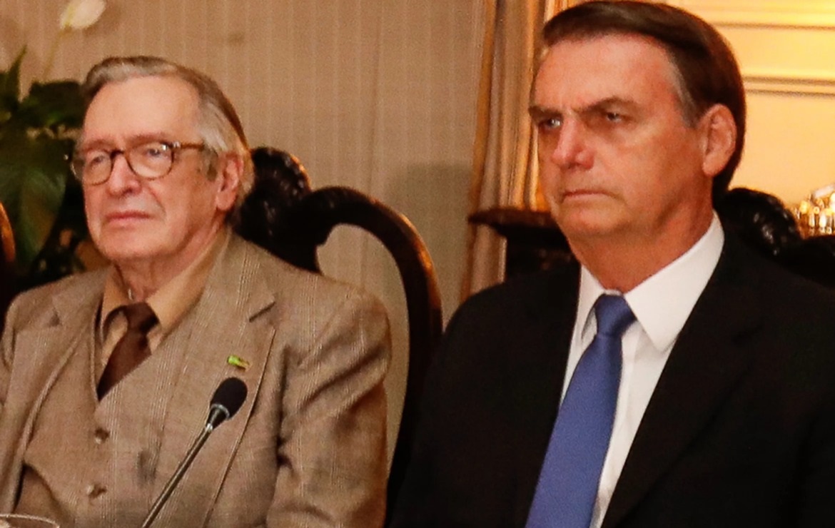 Filha do escritor revelou que o pai morreu em decorrência da Covid-19. Família Bolsonaro lamenta morte de Olavo de Carvalho; confira