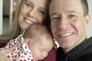 Tumor raro nos olhos surge principalmente em crianças pequenas. Retinoblastoma Entenda o câncer de Lua filha de Tiago Leifert Daiana Garbin