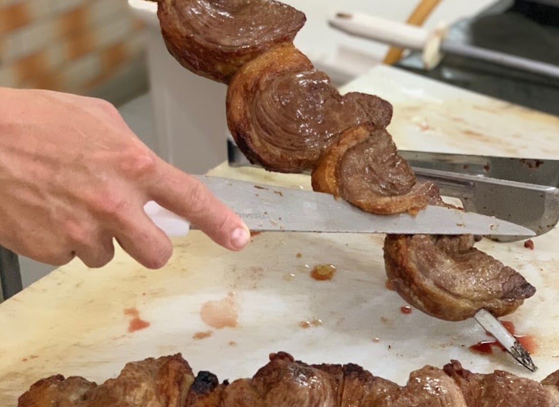 churrasco no espeto do Balaio's Restaurante, opção para almoçar no Setor Sul