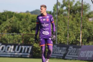 Goleiro Georgemy em treino no CT do Vila Nova