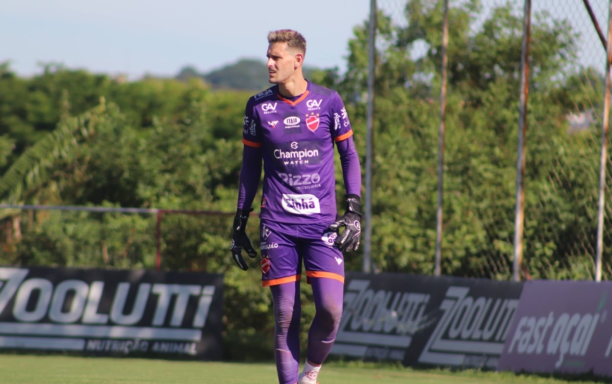 Goleiro Georgemy em treino no CT do Vila Nova