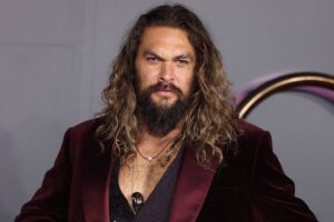 O post levou os internautas ao delírio Jason Momoa posta vídeo usando tanga e deixa bumbum à mostra; assista