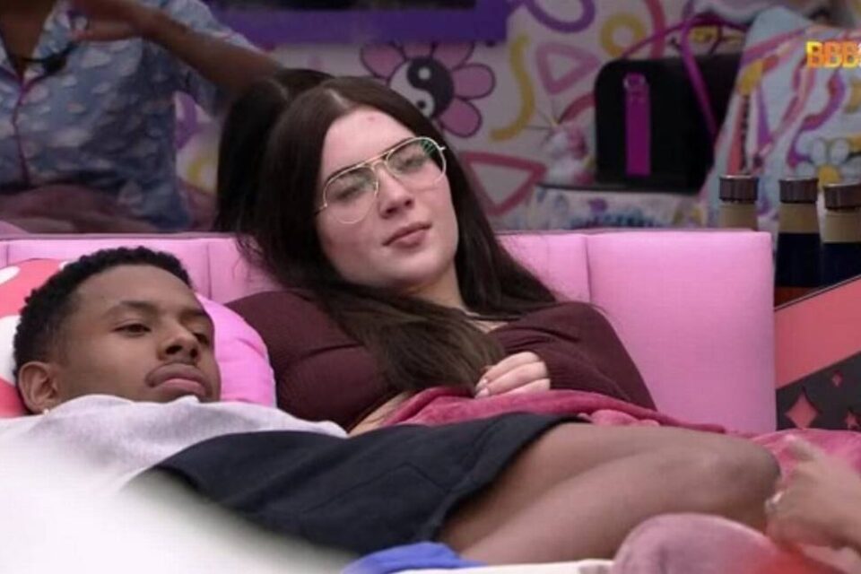 BBB Anitta Leo Picon Jade Picon Paulo André "Se não pegar esse bofe eu vou roubar pra mim", disse a cantora. BBB 22: Anitta e Leo Picon torcem para romance de Jade Picon e Paulo André