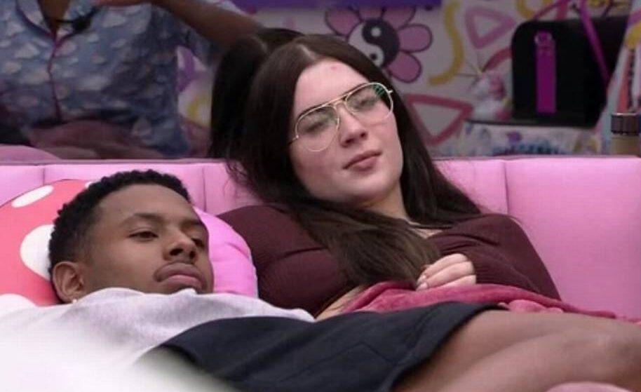 BBB Anitta Leo Picon Jade Picon Paulo André "Se não pegar esse bofe eu vou roubar pra mim", disse a cantora. BBB 22: Anitta e Leo Picon torcem para romance de Jade Picon e Paulo André