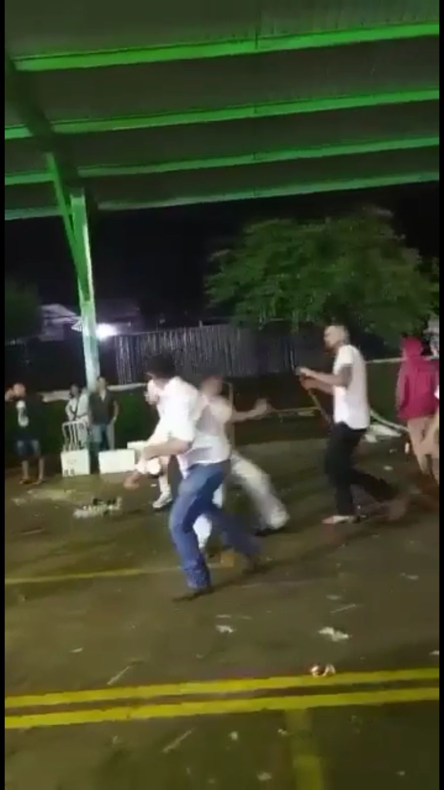 Agressão foi filmada por outras pessoas que estavam no local