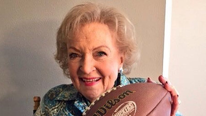 George Takei, Viola Davis e mais famosos lamentam morte de Betty White