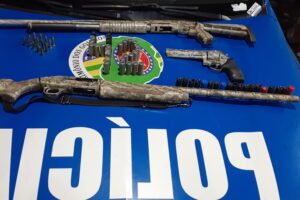 Irmãos que tem condenação por roubo e tráfico são presos com três armas de fogo