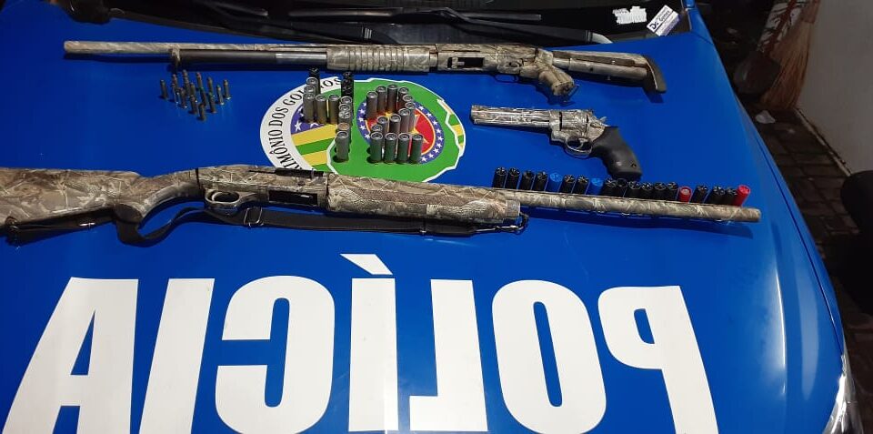 Irmãos que tem condenação por roubo e tráfico são presos com três armas de fogo