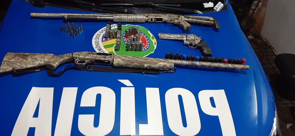 Irmãos que tem condenação por roubo e tráfico são presos com três armas de fogo