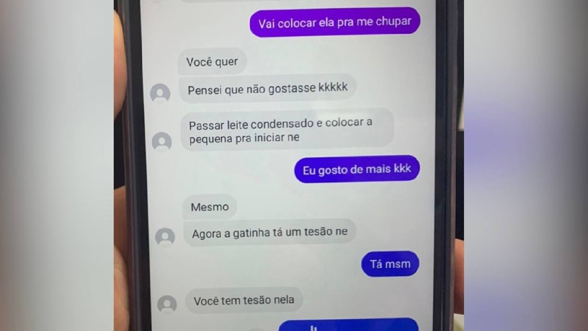 Em outro trecho da conversa, o homem pergunta à genitora se ela sente atração sexual pelas filhas e a mulher confirma que sim.