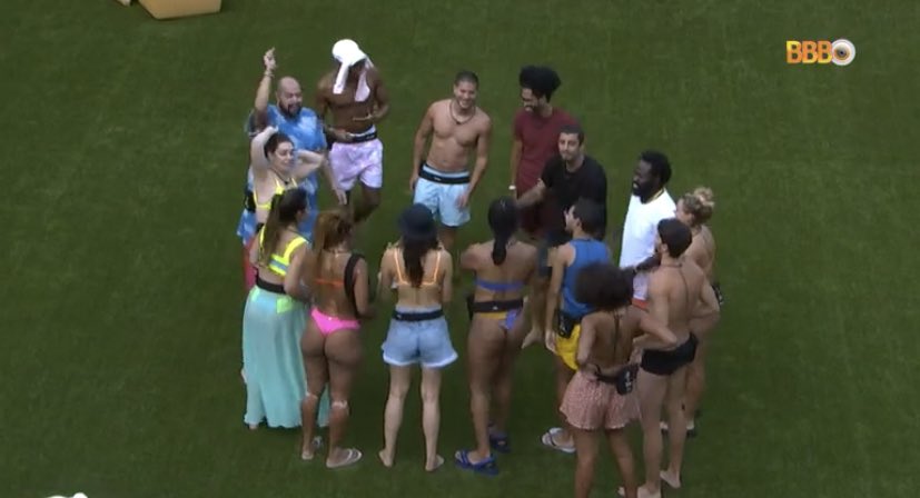 Participantes do BBB 22 dão as mãos e cantam louvores religiosos