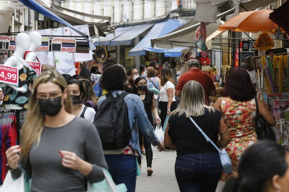 Confiança do consumidor recua 1,4 ponto em janeiro, aponta FGV