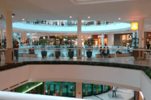 Shoppings de Goiânia recolhem mesas e usam contagem digital para frear Covid