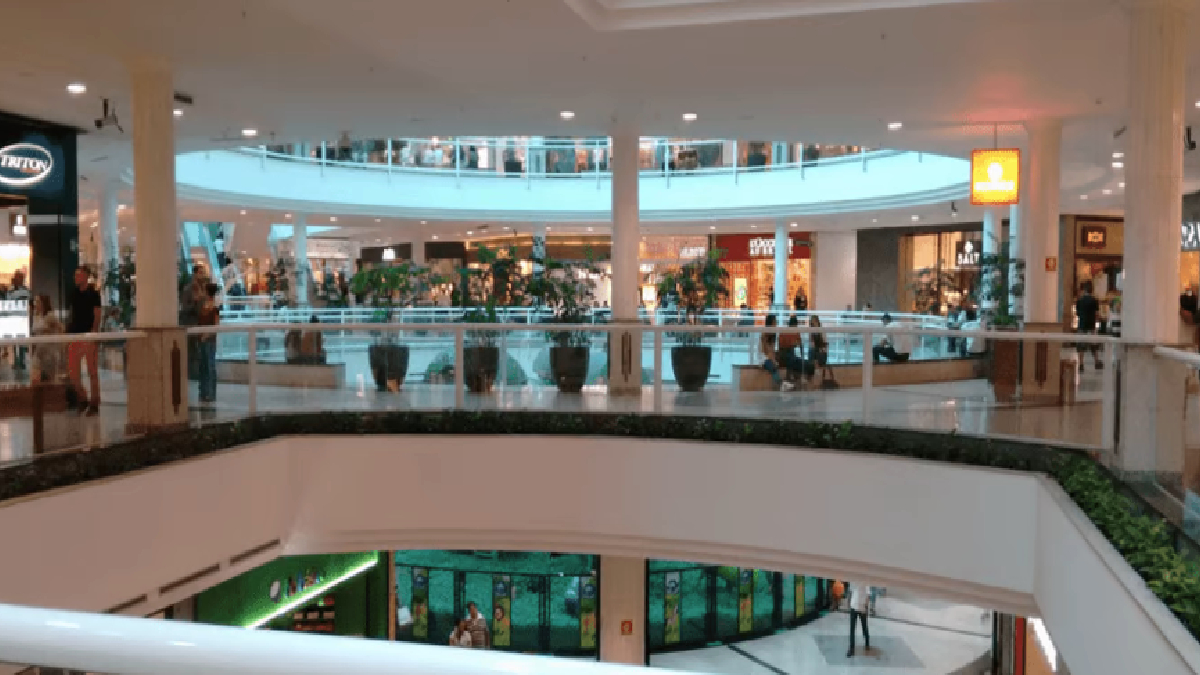 Shoppings de Goiânia recolhem mesas e usam contagem digital para frear Covid