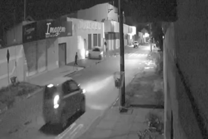 Pedestre escapa por pouco de ser atropelado em acidente em Goiânia; vídeo