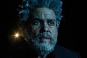 Novo álbum de The Weeknd apresenta uma experiência cinematográfica otimista em tempos difíceis. Crítica Dawn FM cantor álbum The Weeknd