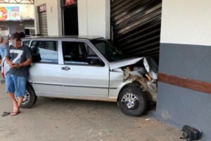 Veículo atingiu porta de uma loja de tintas na Rua Senador Caiado, no Bairro São Carlos. (Foto: Reprodução)